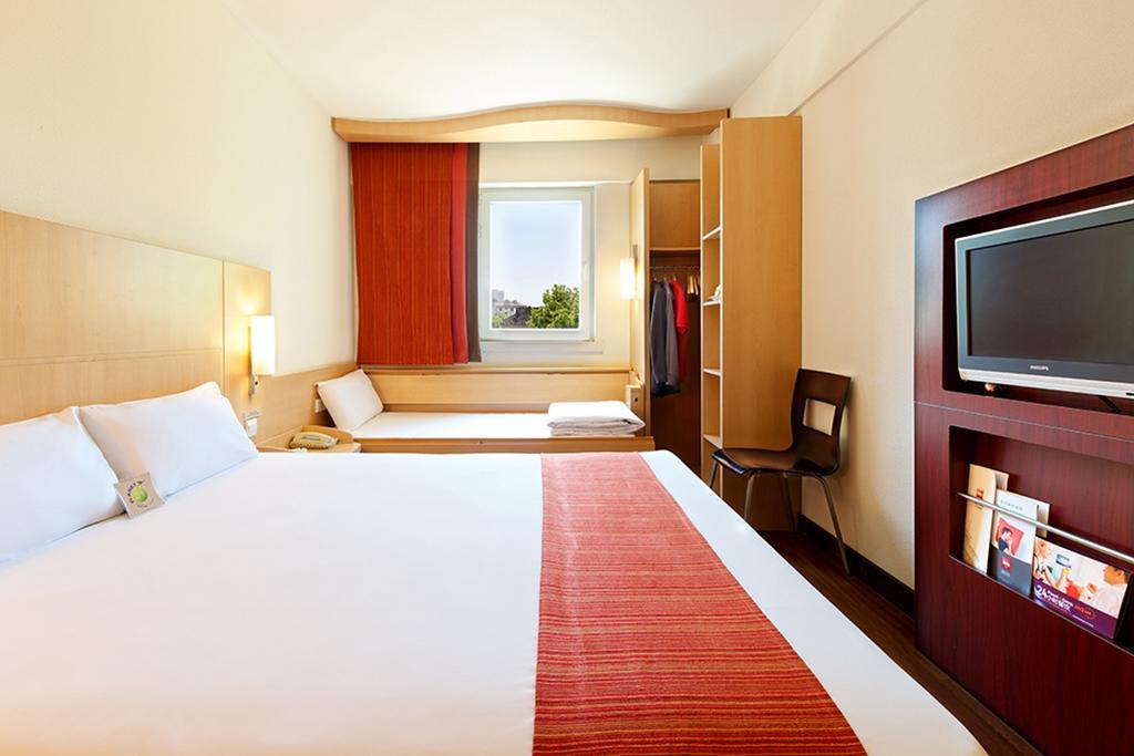 Готель Ibis Luoyang Hi Tech Dev Zone Екстер'єр фото
